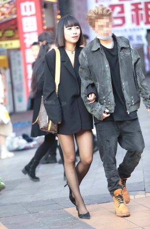 街拍黑丝高跟少妇