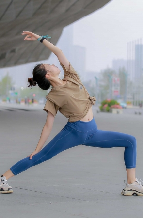 紧身裤瑜伽学员