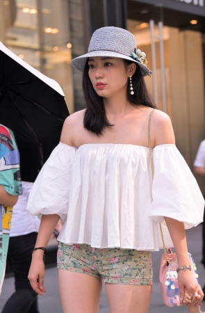 双瞳剪水，白里透红