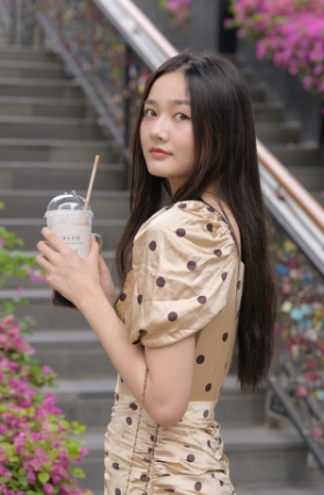 斑点包臀裙长腿美女