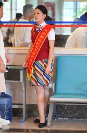 SH25-39-30√天府航空-她在玩手机呢 4P