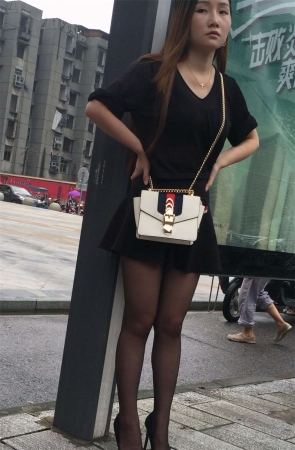 漂亮黑丝高跟MM车站等车