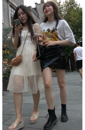 两个漂亮的美女小姐姐