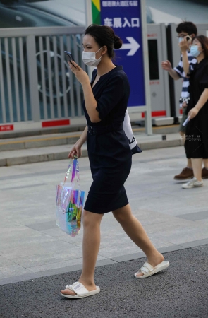 【街拍心灵】车展礼仪下班街拍高跟换成拖鞋肉丝穿着