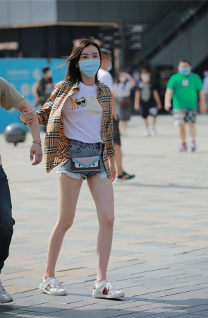 玻璃街拍作品 – 热裤长腿女友