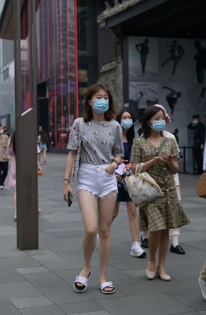 大白腿白热裤美女