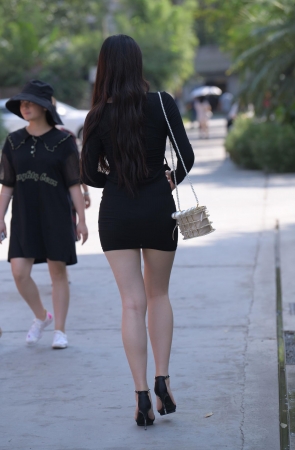 黑色紧身裙美女