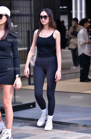 黑色吊带气质紧身裤美女