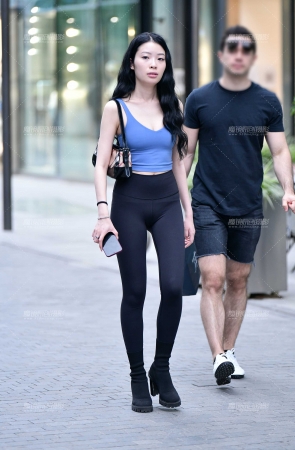 魅力黑色紧身裤美女