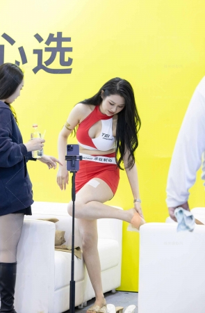 240329-8=15 冒死拍摄车模正在腿上贴纹身贴 5P