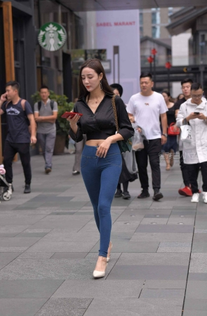 街拍紧牛高跟靓女
