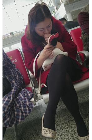 看手机的黑丝美妇