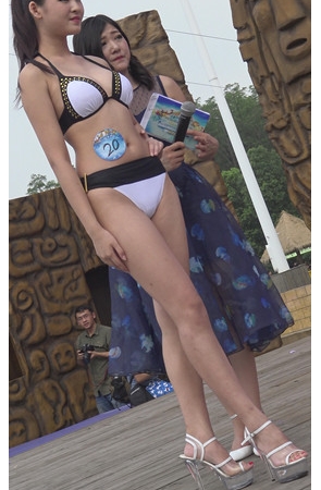 白色比基尼高校美女圆润紧翘