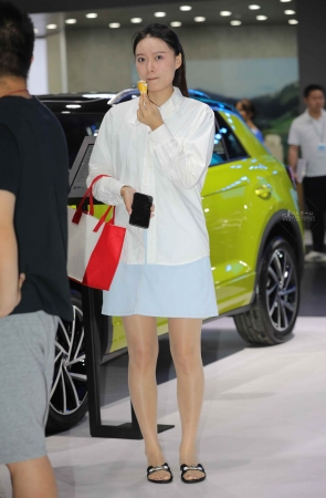 【街拍心灵】车展礼仪休息时街拍肉丝拖鞋美腿