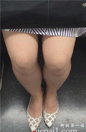 地铁上拍摄v领连衣裙小妹，一副闷闷不乐的脸