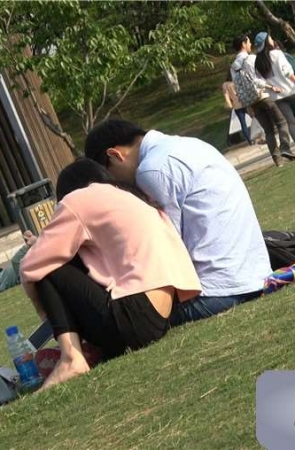 4k-黑色紧身裤粉外套棉袜街拍美女