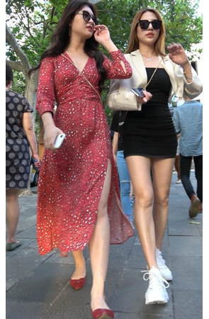 两个墨镜小姐姐