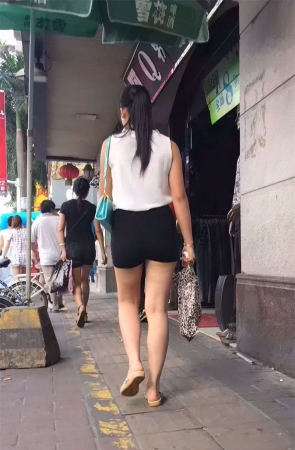 白衬衫丰臀高腰热裤马尾辫