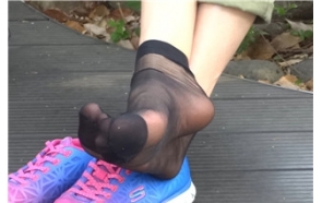 薄透短黑丝 [292 MB/MP4]