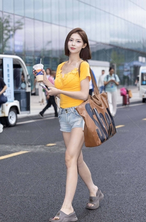 LB196-41P 成都车展-百万网红车模依依酱下班拍美腿