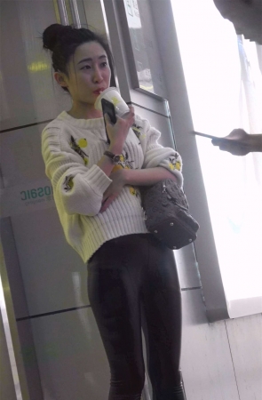 紧身皮裤白色毛衣丸子头小姐姐