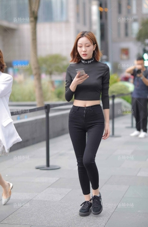 露背装黑衣黑裤妹子