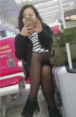 4k-只顾低头玩手机的黑丝性感美女