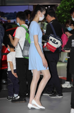 【街拍心灵】车展礼仪肉丝高跟街拍美腿