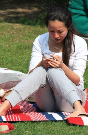 No1355 青春MM见人走近，马上穿上了袜子