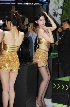 一米八选美冠军雪肌黑丝车模 10P