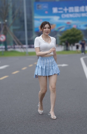 一颦一笑 目若秋水