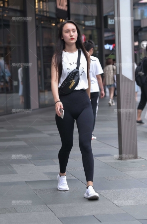 性感紧致黑色健美裤小姐姐