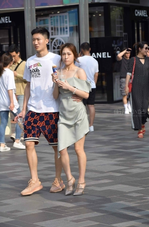 吃雪糕的娇小型女友