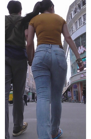 蓝色牛仔紧身蜜桃美眉