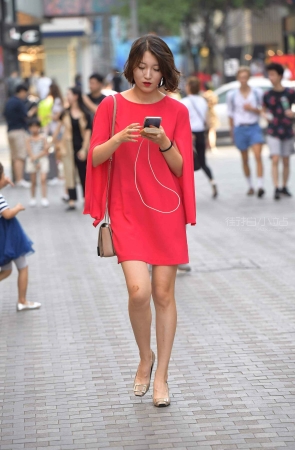 街拍成熟的米色高跟姐姐