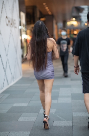 长发蜜桃一字抹胸装小姐姐