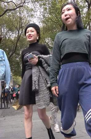 一身打扮都是黑色的美腿姑娘