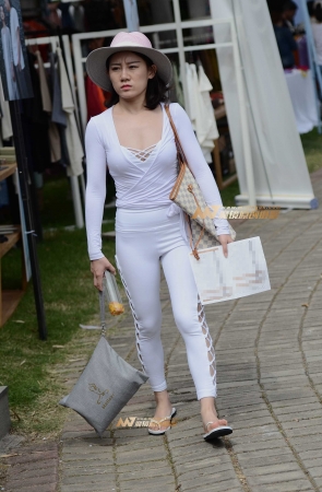 白色紧身健身衣裤