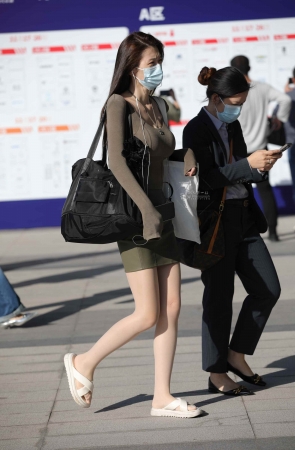 【街拍心灵】上班途中偶遇街拍肉丝拖鞋小姐姐