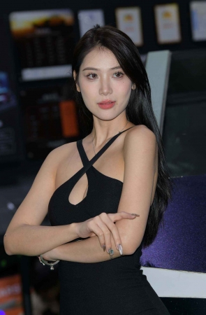 黑色长裙美腿模特儿