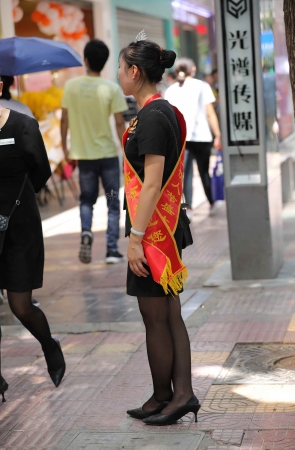 金店柜姐黑 丝高 跟站一天脚累了吧