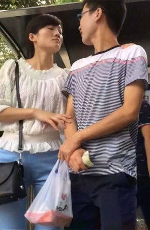 超紧绷美三角美女公交站台等车