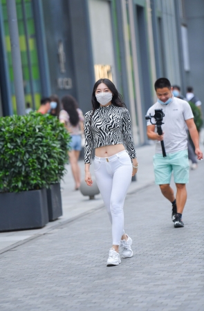 舞动的蜜桃白紧牛美眉