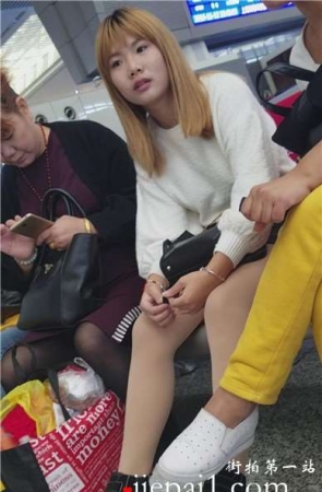 4K – 偶遇母女二人一起出行的小妹