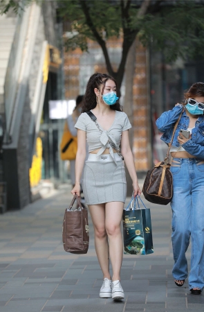 玻璃街拍作品 – 灰色包臀裙小姐姐