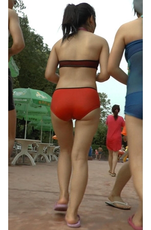 水上乐园红色比基尼美女