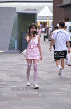 街拍粉色群少女