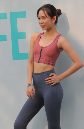 和这样的女孩一起健身一定很有动力