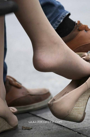 丝袜妹子坐着玩起了挑鞋