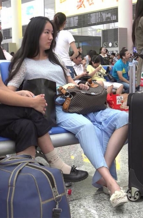 主人公是位年轻MM，虽然坐着，但也看得出身材不错，足底成色不错